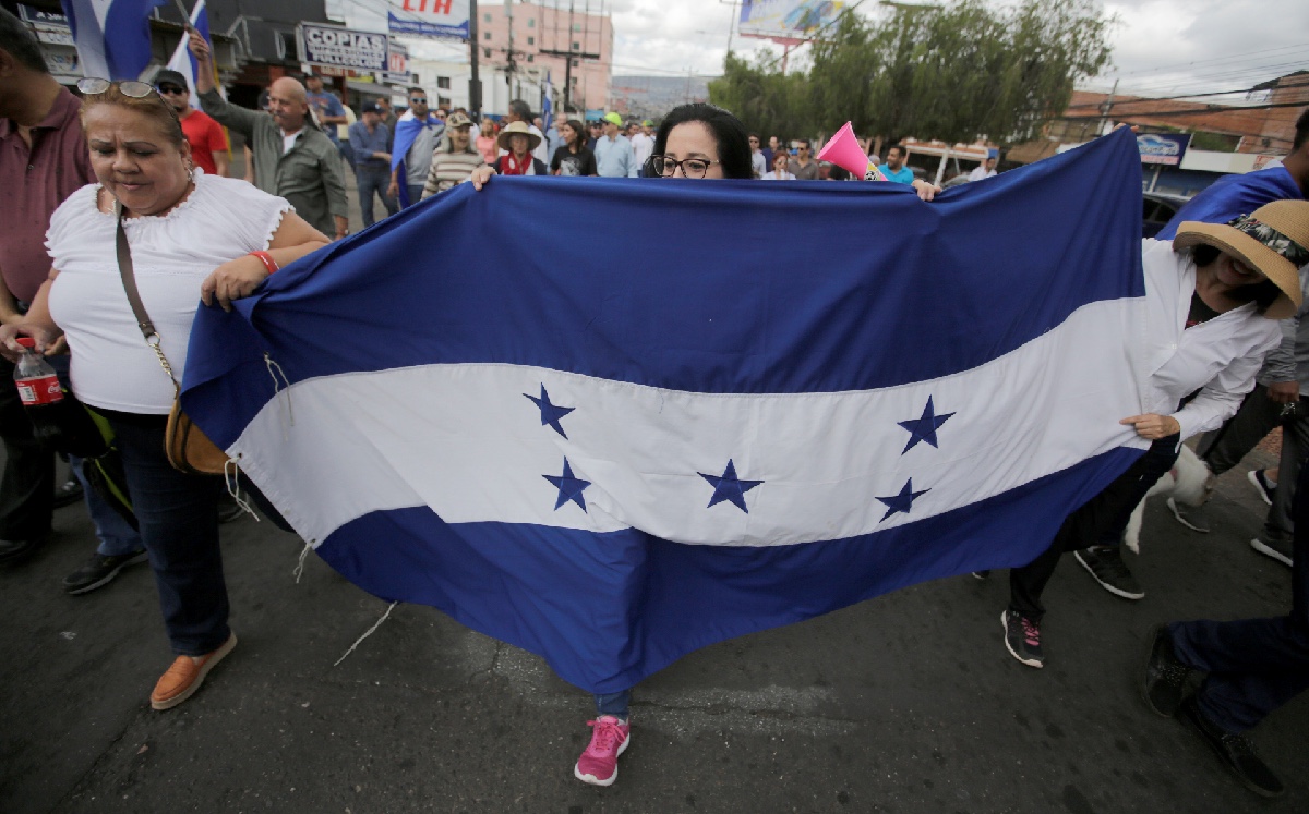 El actual presidente, Juan Orlando Hernández, es señalado de narcotráfico en EU. (Reuters)