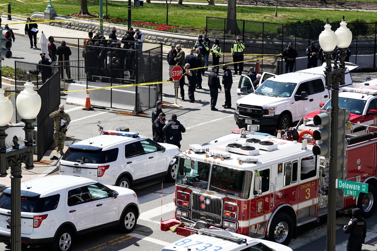 Agentes de la policía del Capitolio de los Estados Unidos cerca de un automóvil que se estrelló contra una barrera en el Capitolio en Washington | AP