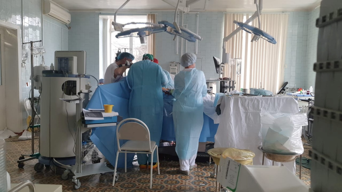 Los cirujanos realizaban la operación mientras se incendiaba la fachada del hospital. (Reuters)