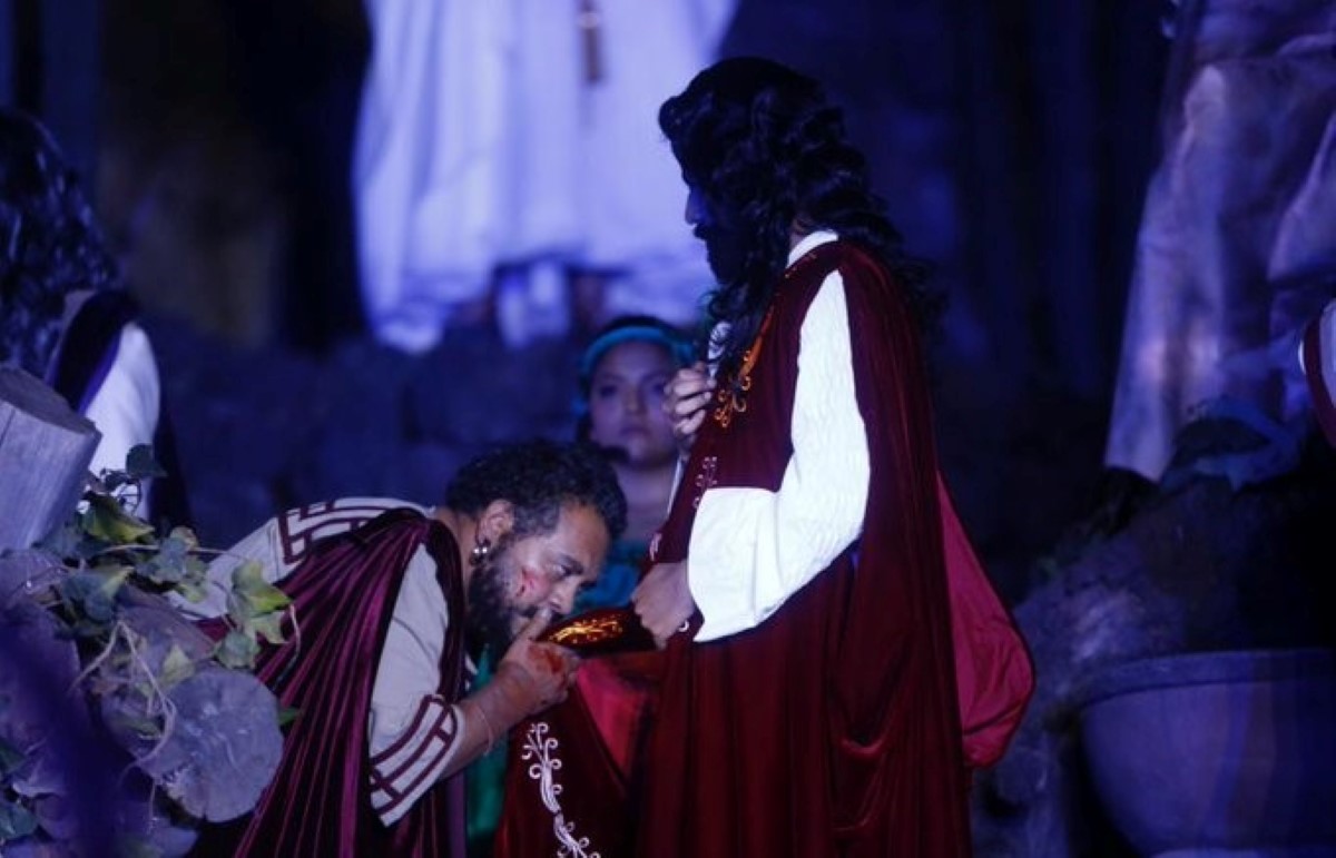 La escena del beso de Judas se modificó por la pandemia de covid-19. | Twitter @Alc_Iztapalapa