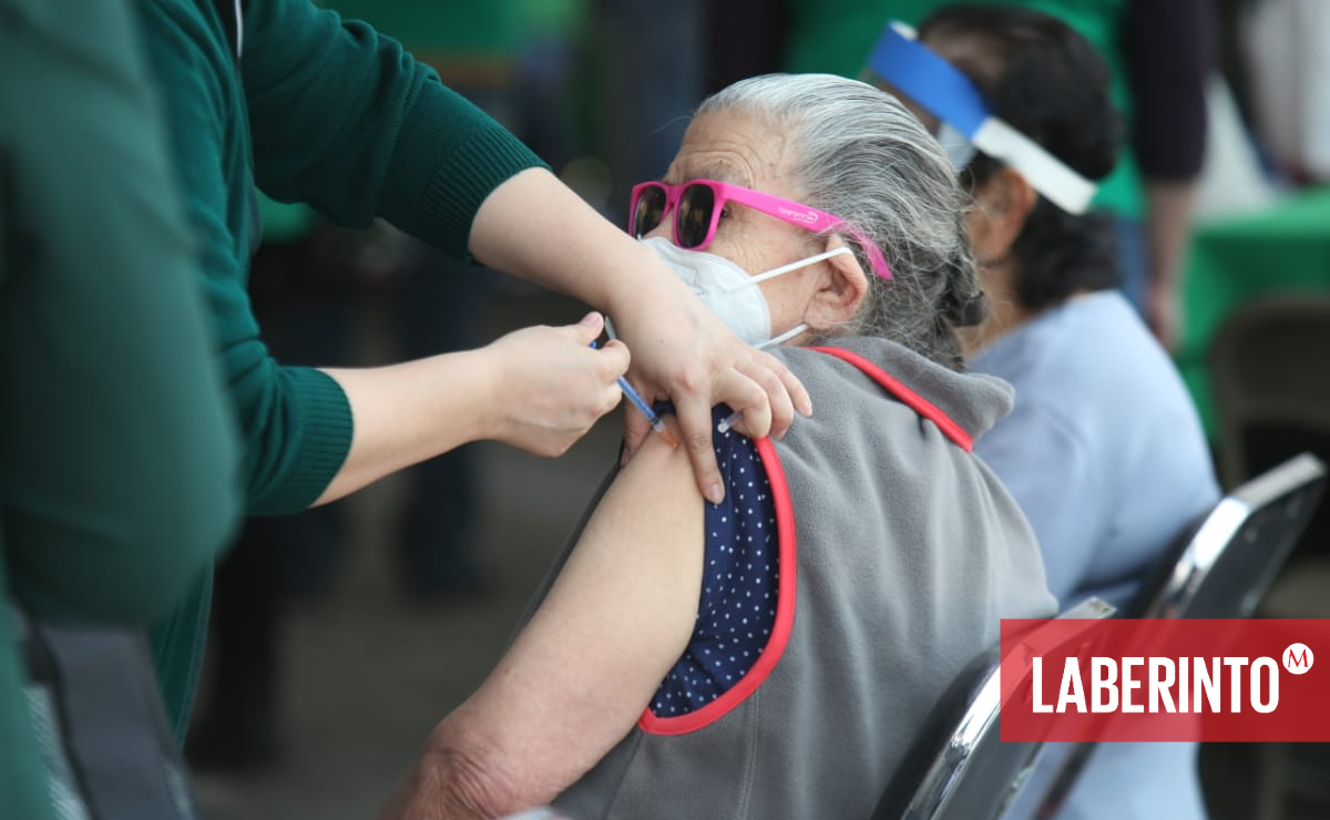 Mujer recibe la vacuna contra el covid-19 en la Ciudad de México. (Foto: Juan Carlos Bautista | MILENIO)