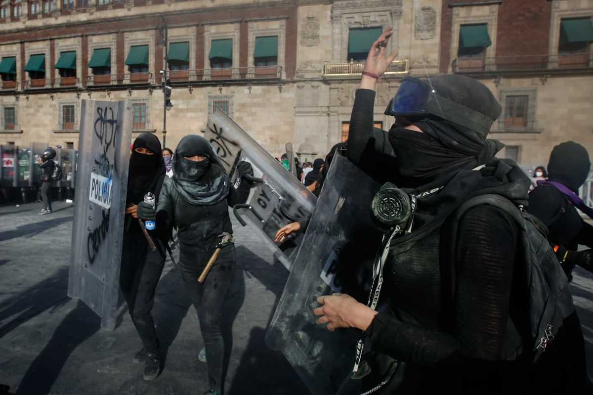 Las mujeres les quitaron sus protectores a los policías. (Araceli López)