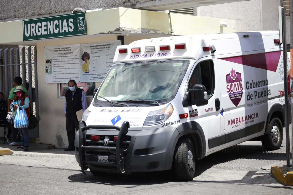 Paramédicos ingresan con una ambulancia al Hospital General de Zona número 20. | Andrés Lobato