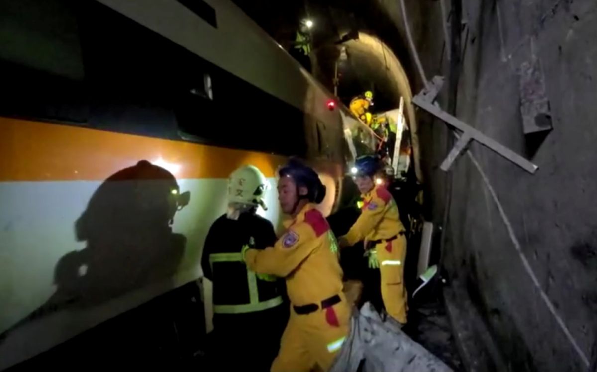 El tren, un expreso que viajaba de Taipéi a Taitung, se descarriló al norte de Hualien, en el este de Taiwán. Foto: (Reuters)