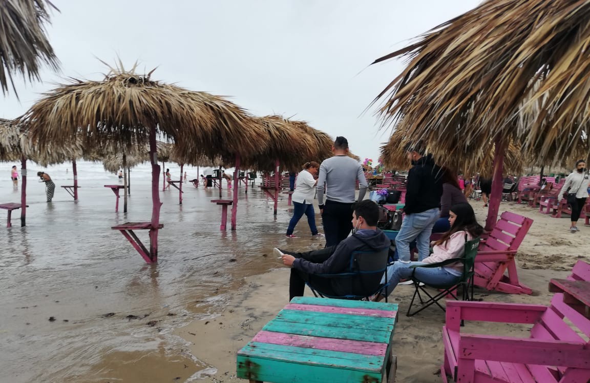 Turistas en playa Miramar el viernes santo, pese al frío. (Yazmín Sánchez)