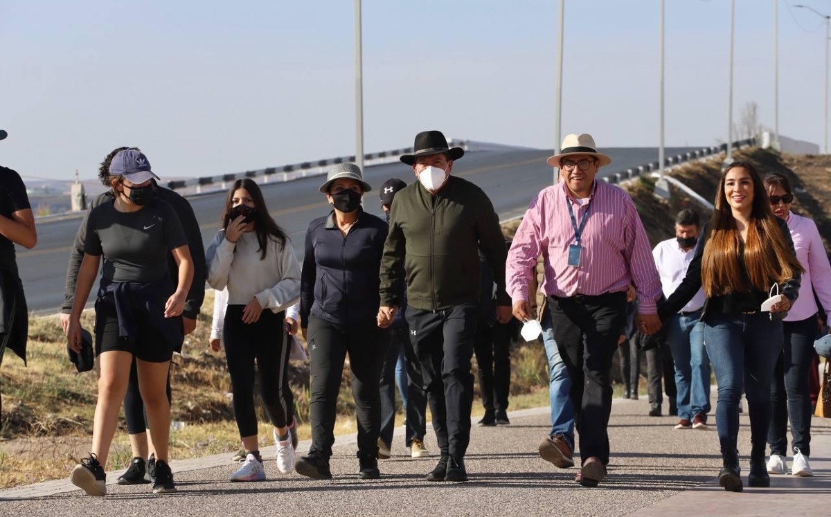 El candidato acudió con su familia al templo, previo al inicio de su campaña electoral por la gubernatura. (Especial)