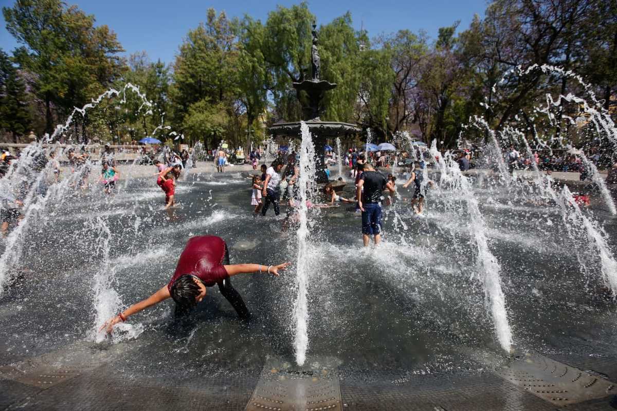 Cientos de niños entraron a las fuentes para disfrutar del agua. (Araceli López)