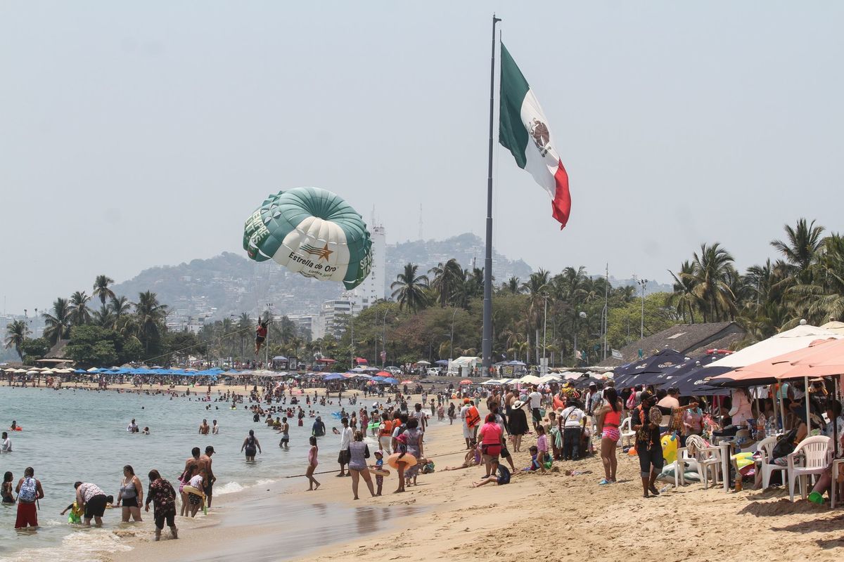 Cientos de turistas han llegado a las playas Acapulco, pese a las advertencias por una tercera ola de contagios de covid-19. (Cuartosucro)