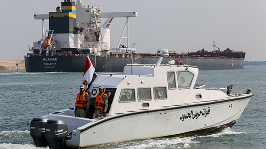 Concluye bloqueo en Canal de Suez; buques rezagados ya cruzaron: autoridades