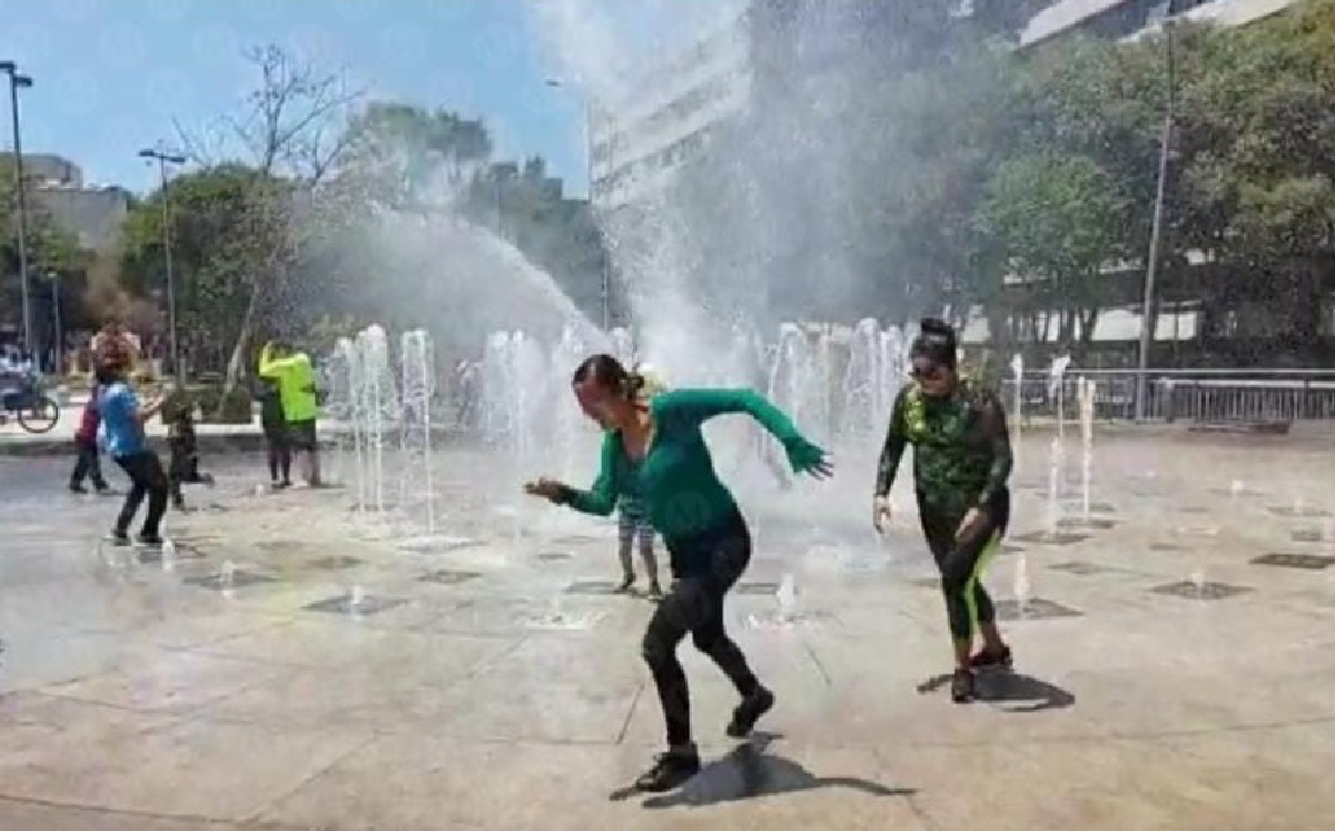 Decenas de chilangos asistieron a la fuente de Tlaxcoaque. (Jorge Becerril)