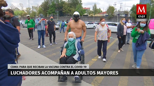 Integrantes de la Lucha libre acompañaron a adultos mayores a vacunarse en C.U.