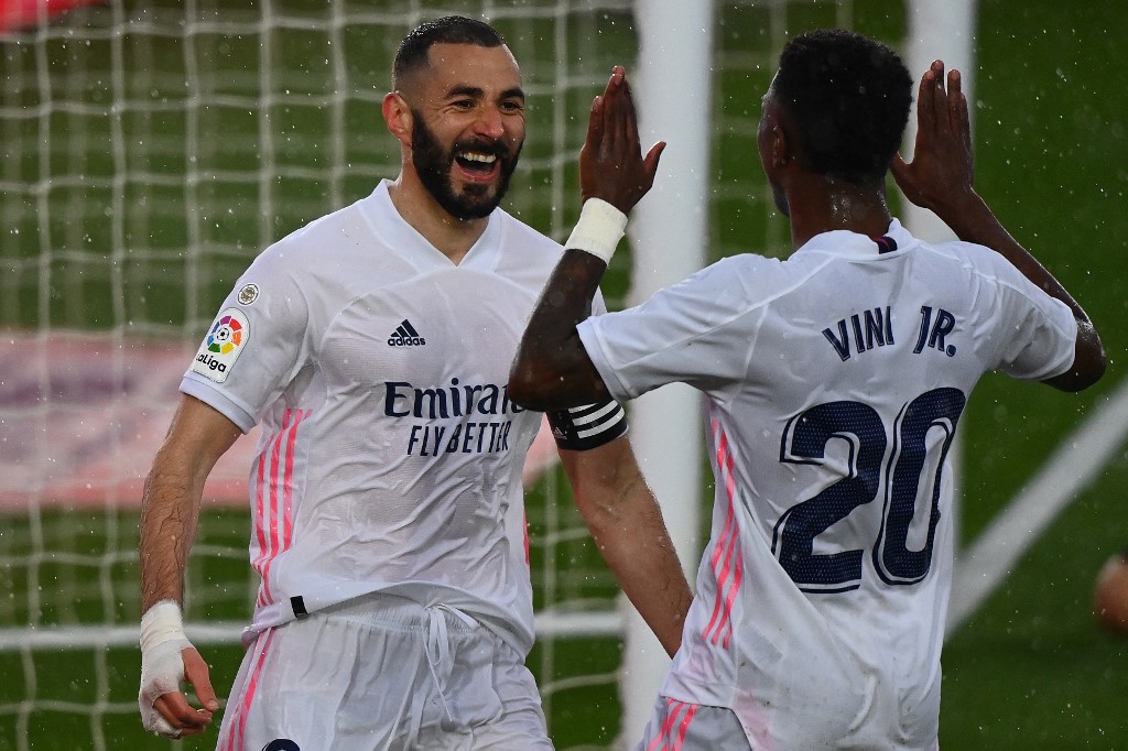 Karim Benzema y Vincius Jr. (AFP)