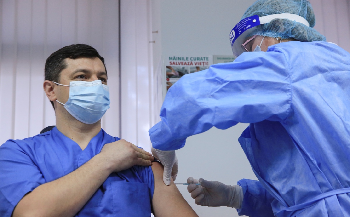 Siete médicos contrajeron covid-19 pese a ser vacunados. (Reuters | Archivo)