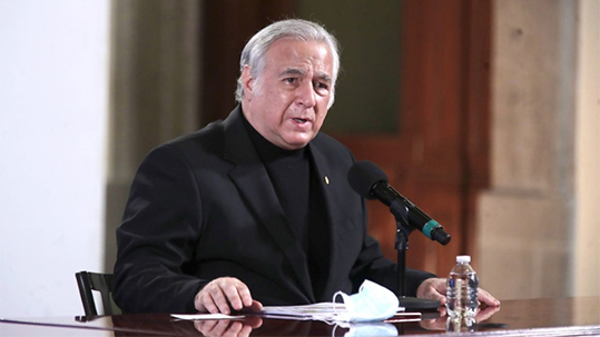 Miguel Torruco, secretario de Turismo, se vacuna contra el covid-19 en la CdMx