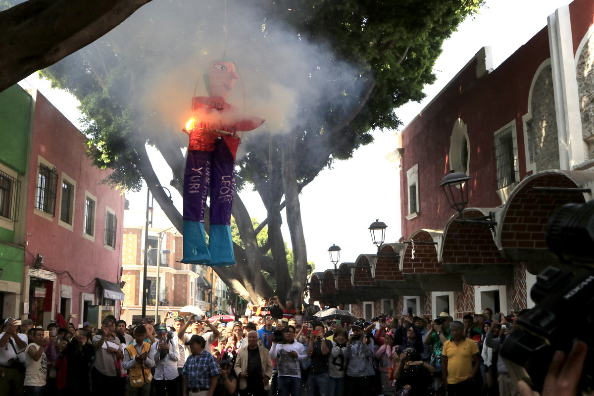 Tradicional quema de Judas en el Barrio del Artista. (Agencia Enfoque)