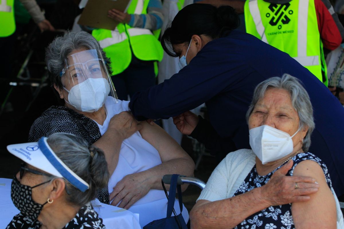 La vacunación de adultos mayores en CdMx avanza en la GAM e Iztapalapa. (Cuartoscuro)