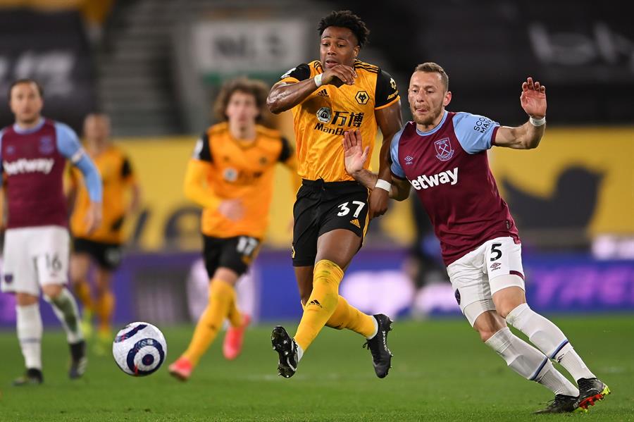 Adama Traoré en duelo frente al West Ham (EFE)