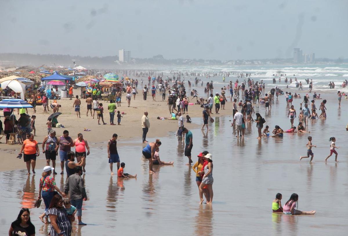 Bañistas en Playa Miramar de Ciudad Madero, Tamaulipas (Yazmín Sánchez).