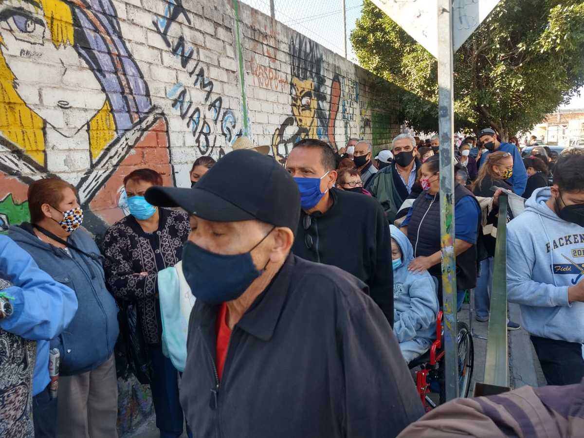 Dejan pasar a quien llevara bastón; muchos aprovecharon para meterse a la fila