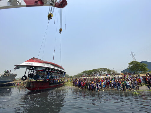 El ferry ML Rabit Al Hasan fue el afectado en el río cercano a Dacca. | AP