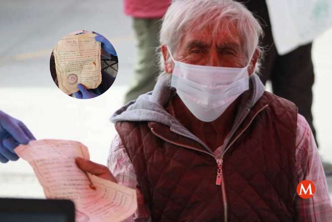 Hombre muestra su fe de bautismo del año 1957 para recibir vacuna contra coronavirus. (Notivox Digital)