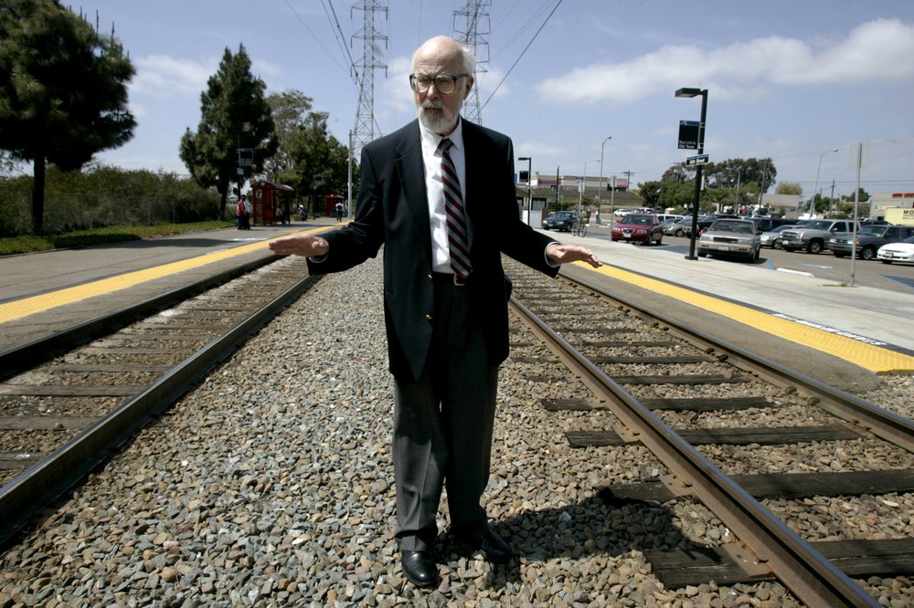 James Mills, ex legislador de California.