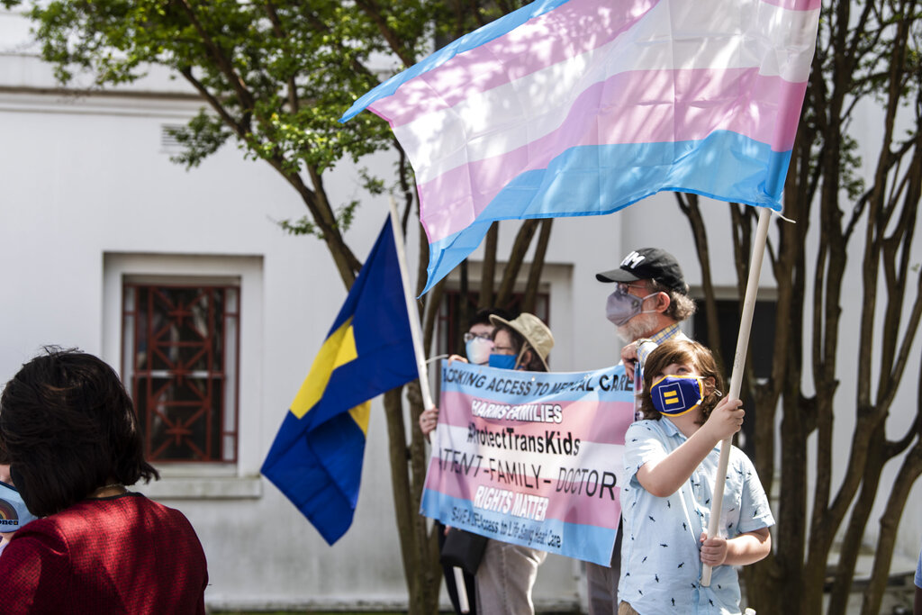 La ley planeaba que el Estado no pagaría los tratamientos para que jóvenes sean transgénero. (AP)