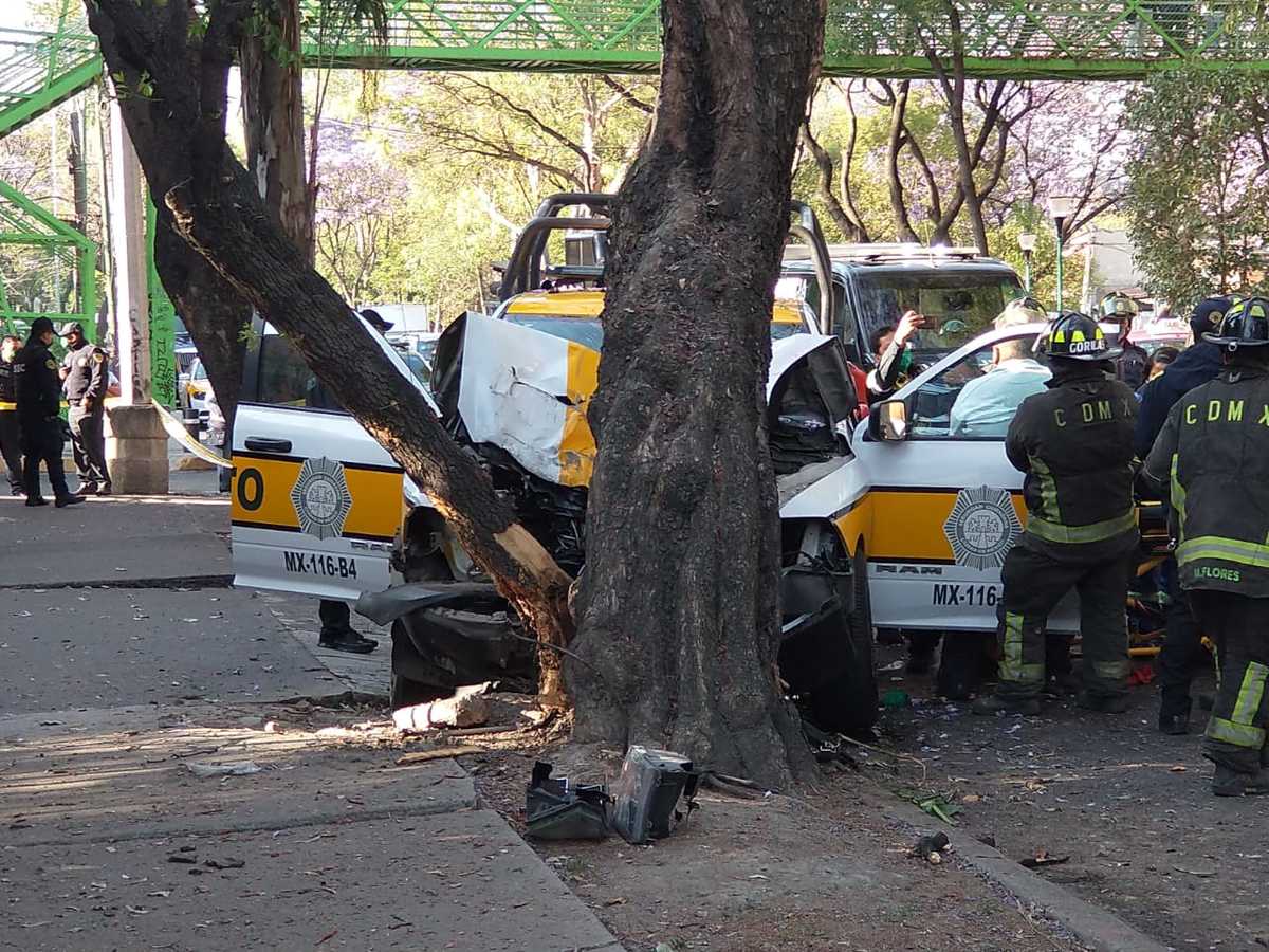 La patrulla fue retirada por bomberos de la Ciudad de México. (Carlos Tejeda)