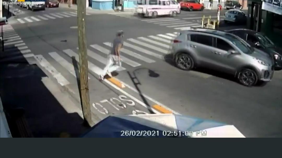 Peatones tropiezan con separadores viales. | Especial