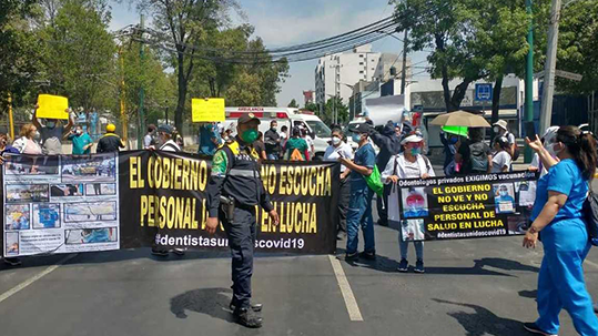 Personal médico del sector privado bloquea Calzada de Tlalpan; pide vacuna anticovid
