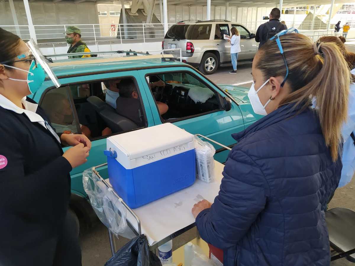 Piden a leoneses no saturar punto de vacunación de la Velaria. Foto: Axel Rivas