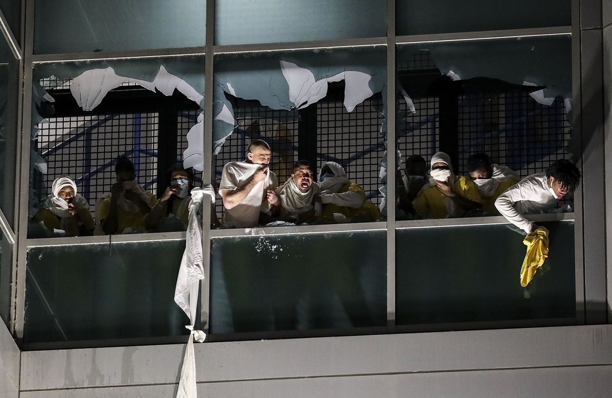 Los presos rompieron ventanas y arrojaron objetos desde ellas. (AP)