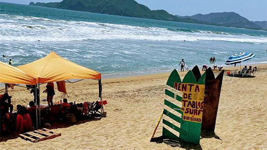 Turistas desairan módulos para detección de covid-19 en playas de Colima