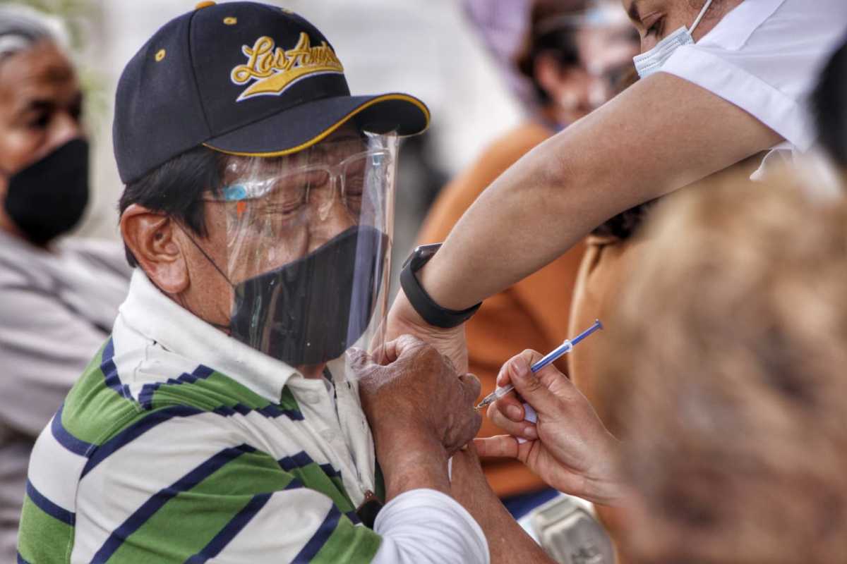 Vacunación a adultos mayores en Puebla. (Melanie Torres)