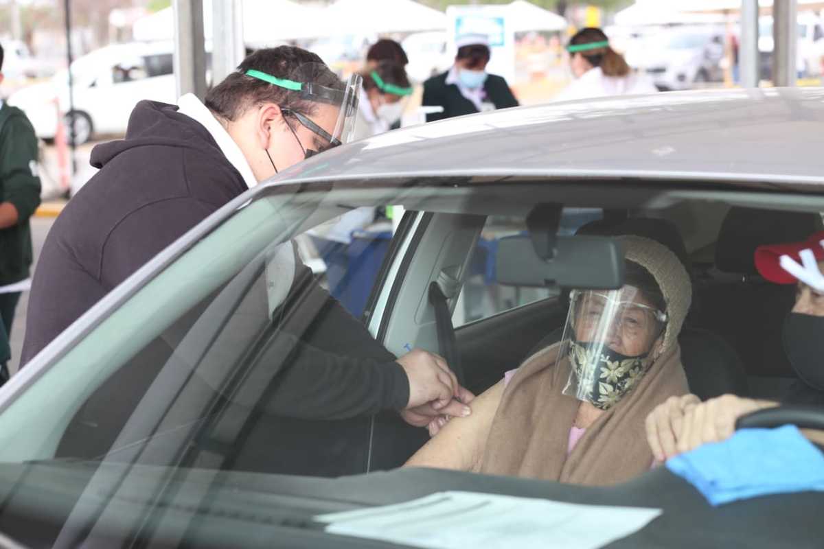 Vacunan a adultos mayores contra covid-19 en San Nicolás. Foto: Especial.