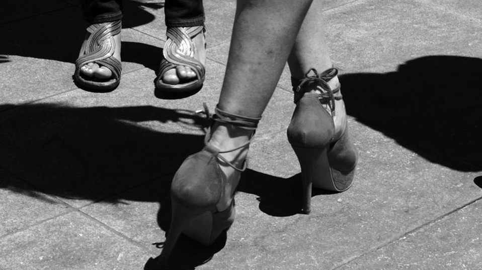 FGR y Semar rescatan a 6 mujeres en bares de Cuautla; eran víctimas de trata de personas