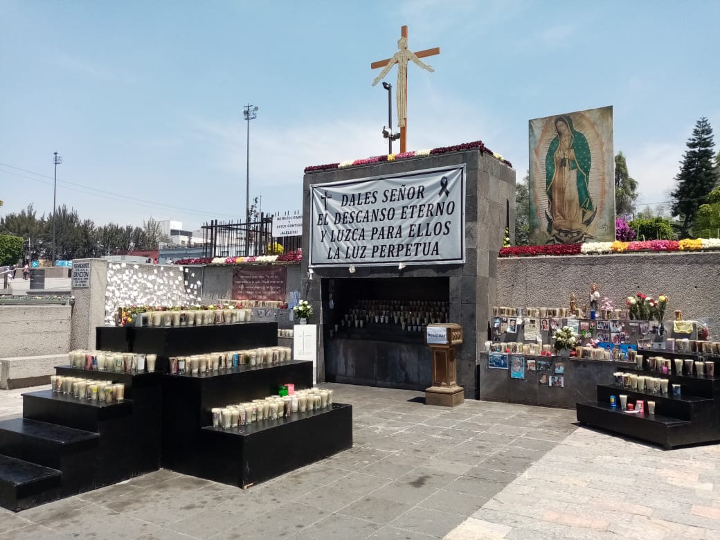 Fieles dejan mensajes a muertos por covid-19 en memorial de la Basílica de Guadalupe