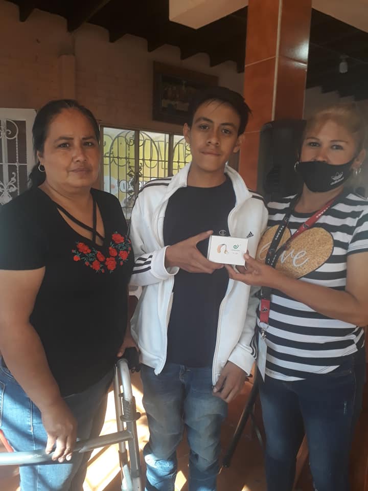 Un lagunero radicado en Dallas, Texas donó tres aparatos auditivos. (Armando Moreno)