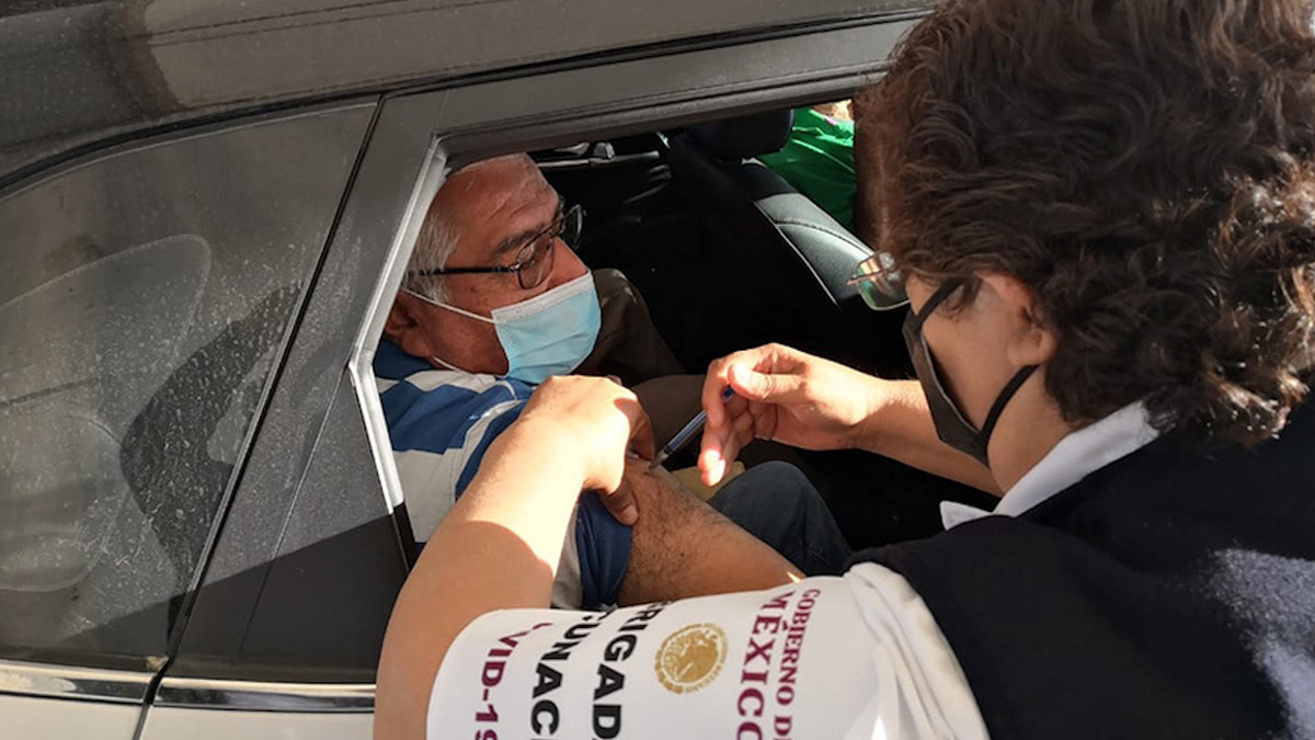 Con largas filas y peleas, inicia primer día de vacunación anticovid en Saltillo