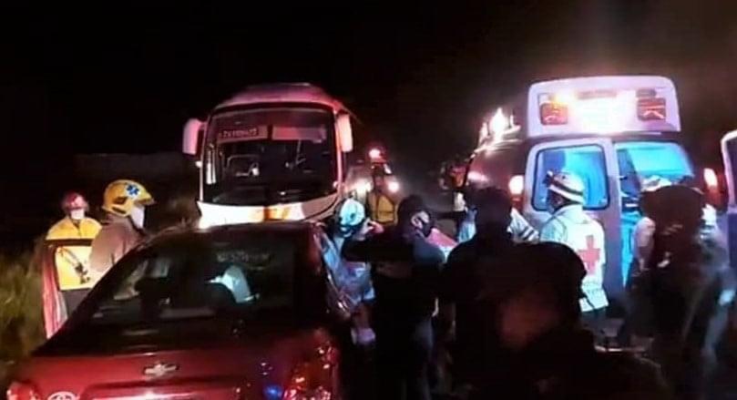 Muere fiscal al chocar contra autobús de pasajeros en Los Tuxtla