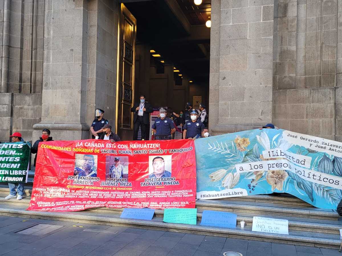 A pesar del plantón, los manifestantes permiten la entrada y salida del recinto de la SCJN. (Ramón Ramírez)
