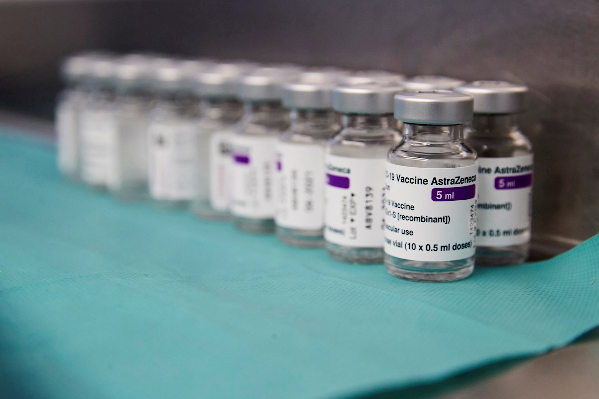 La vacuna contra el covid-19 de AstraZeneca está siendo usada por varios países. | EFE