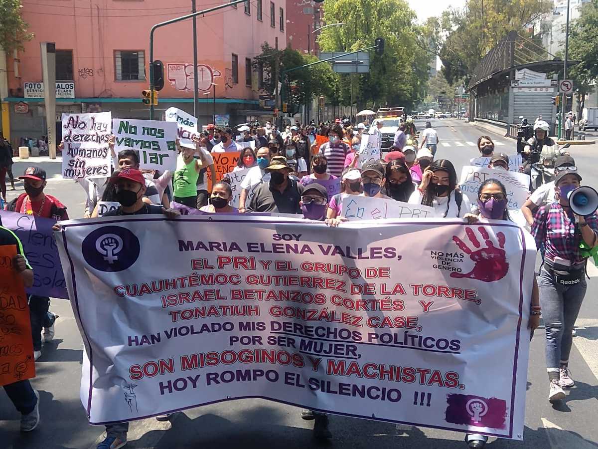 Afuera del CEN del PRI se realizaó una protesta de apoyo a María Elena Valles.