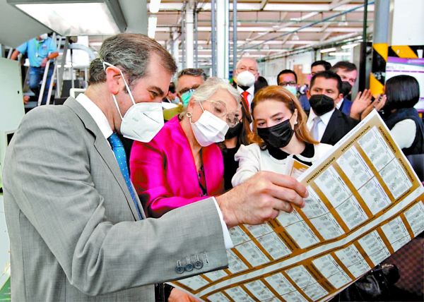 El consejero presidente y la secretaria de Gobernación en las instalaciones de Talleres Gráficos de México. Especial