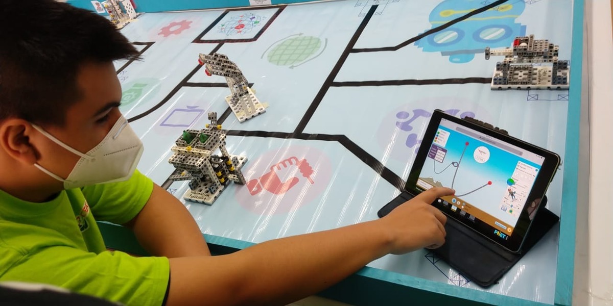 Docente en Valle de Santiago imparte clases con simuladores virtuales
