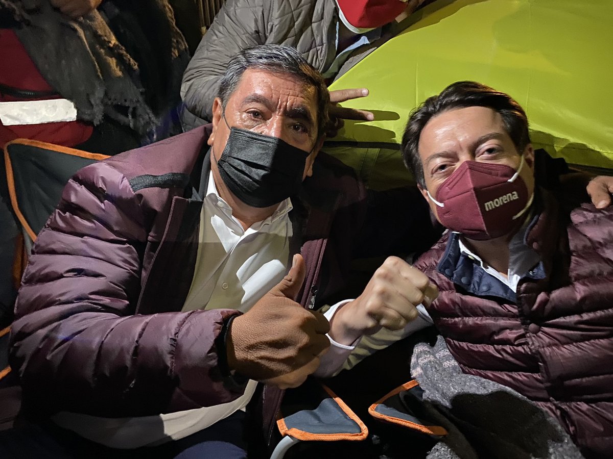 Félix Salgado Macedonio y Mario Delgado en plantón afuera del INE. (Twitter | @mario_delgado)