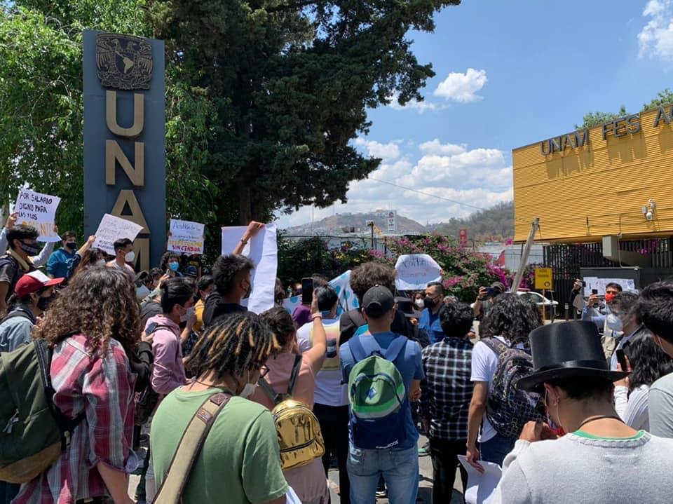 La protesta se realizó en el plantel en el municipio de Naucalpan.