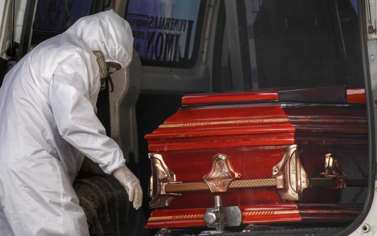 Personal de funeraria. (Melanie Torres)