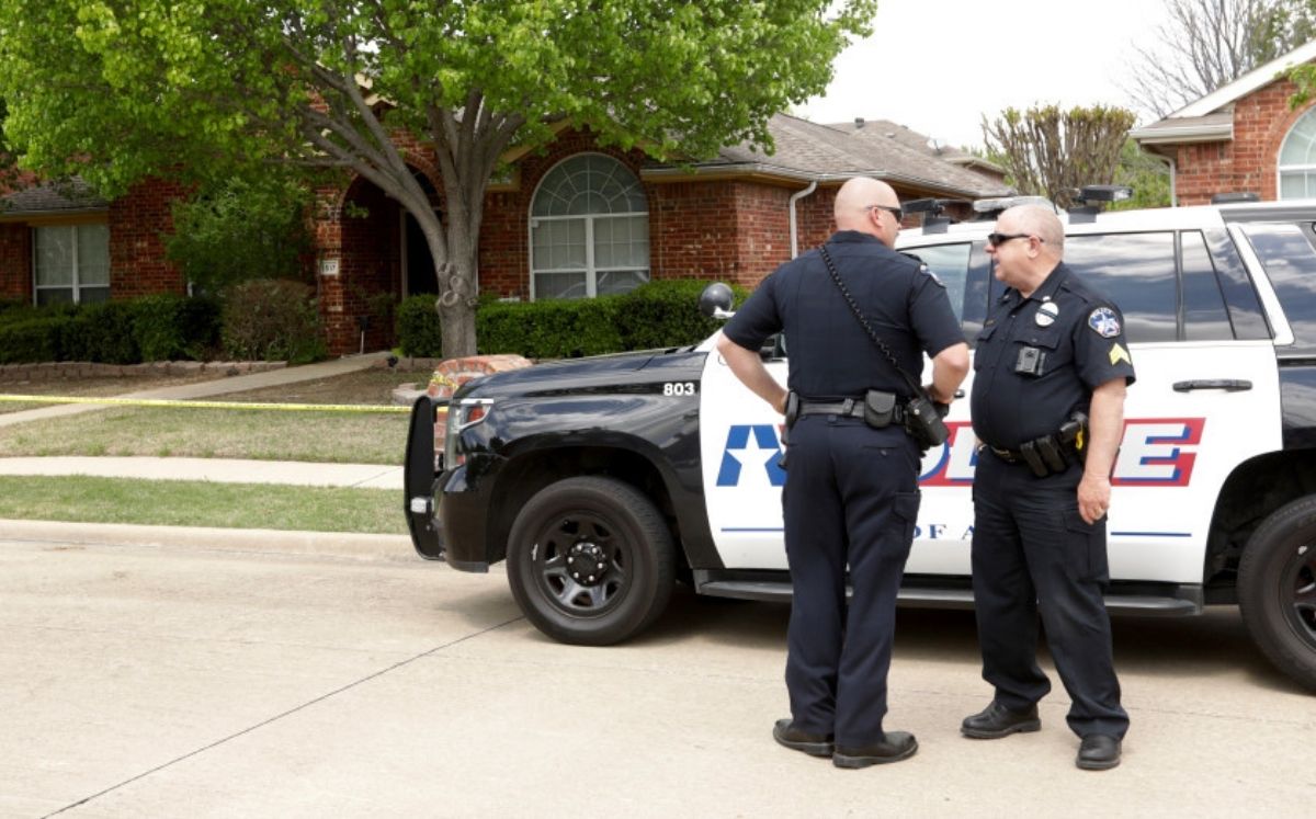 Policías de Allen, Texas, a las afueras de la casa donde se perpetuó el asesinato y suicidio (AP)