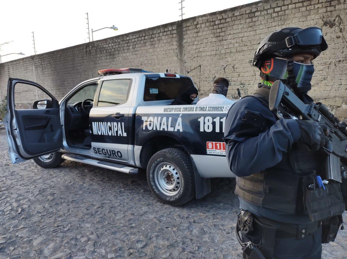 Policías del municipio de Tonalá, le echaron el guante a dos sujetos cuando saqueaban una telesecundaria. (Especial)